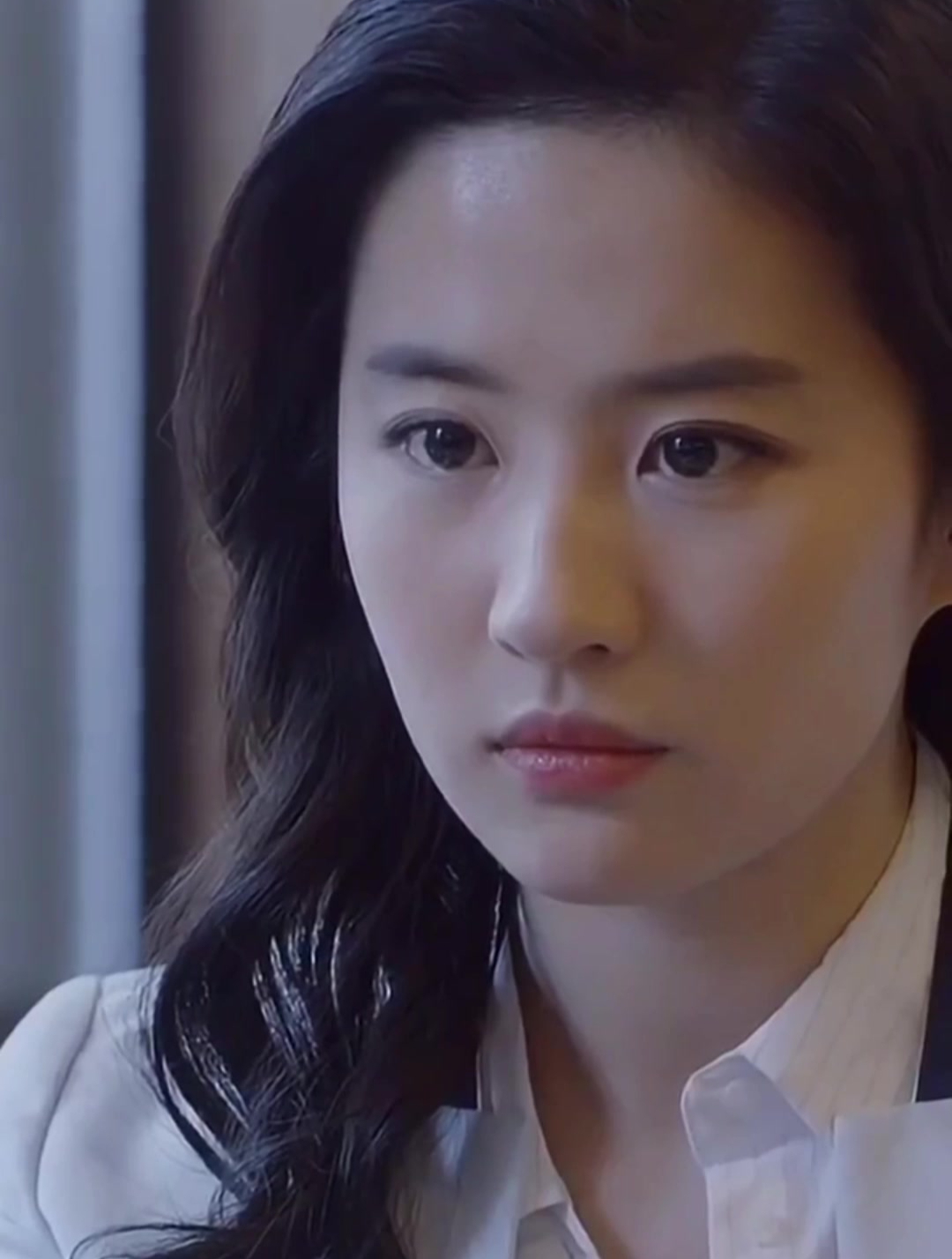 神仙姐姐注定孤独,因为没人配得上,刘亦菲绝美职业装