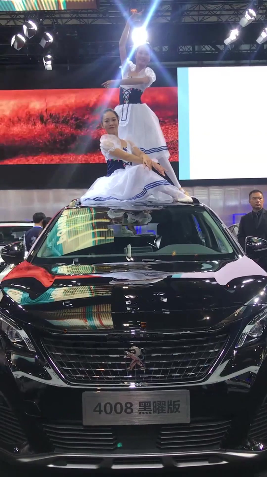 标志车顶芭蕾,隔壁的特斯拉,脸已经黑了!