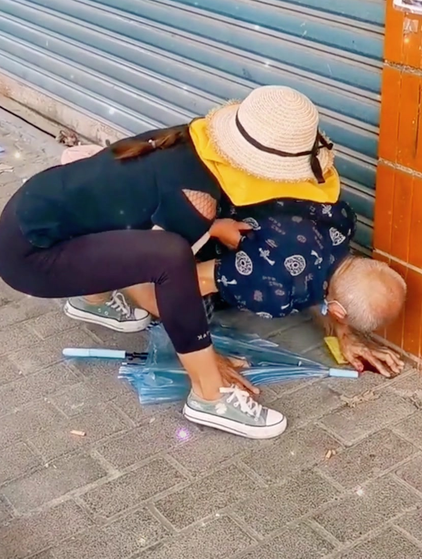 八旬老人摔倒在地无人敢扶,女子取快递路过将老人扶起