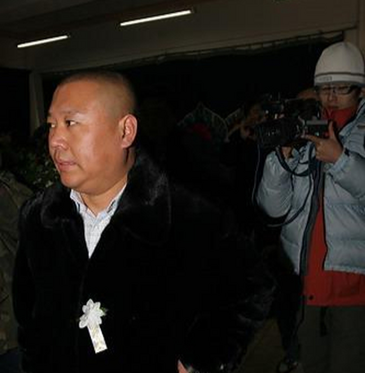 在相声大师马季的葬礼上,郭德纲因为身穿貂皮大衣出场,被吐槽炫富