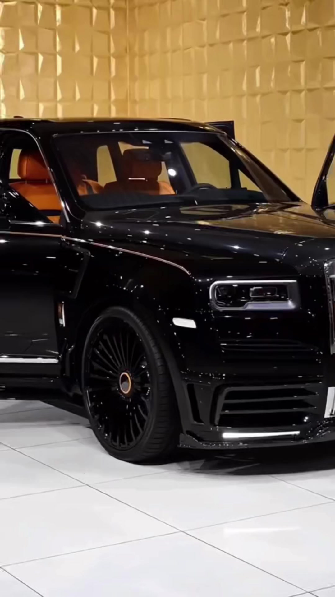 价值1500万的劳斯莱斯库里南,车标"小金人"就值50万!-度小视