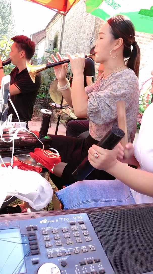 唢呐演奏,这位美女唢呐吹得太好了-度小视