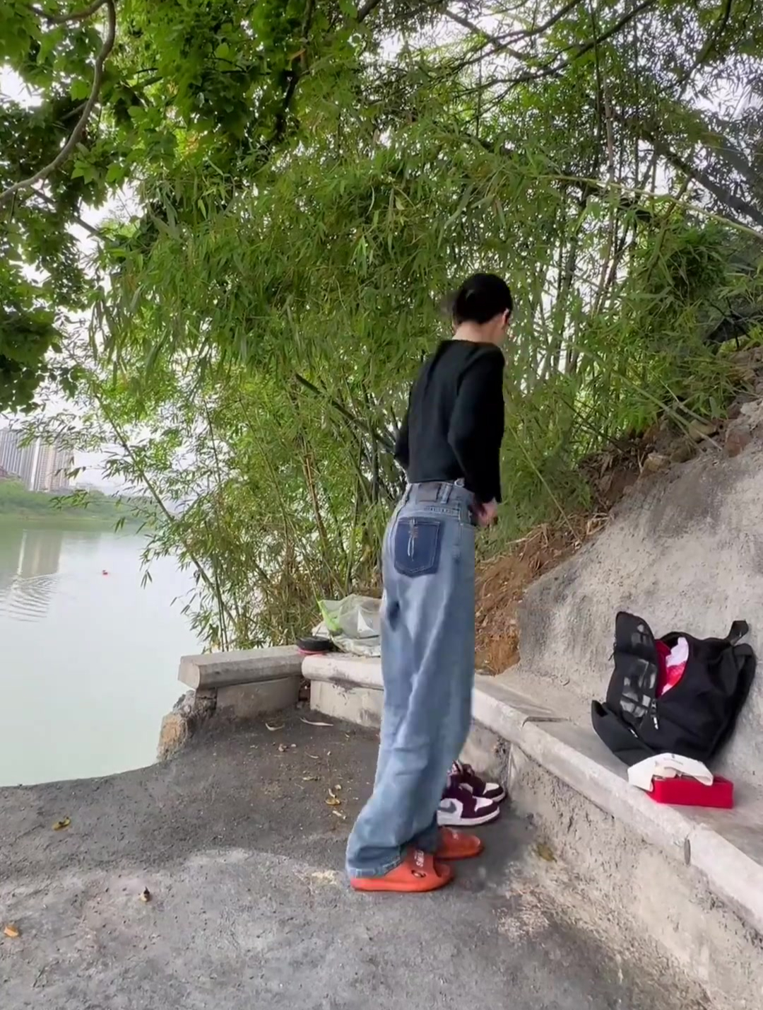 在河边游泳还要脱衣服,感觉尴尬