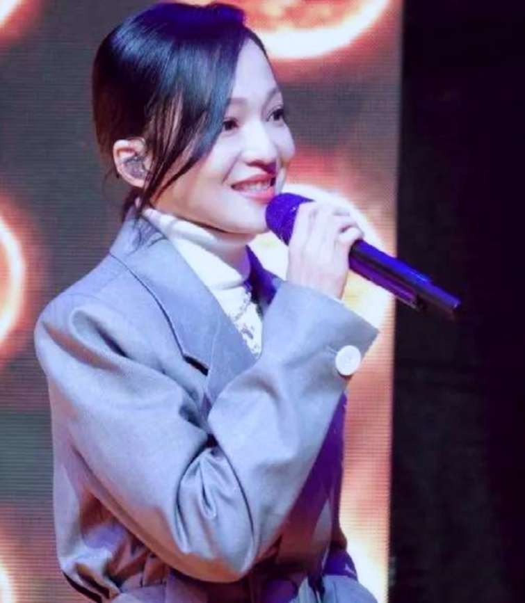 十分钟演出要80万人民币?张韶涵商演捞金,不料导致"交通瘫痪"