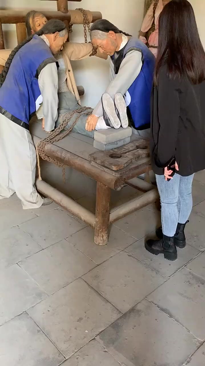 古代十大酷刑之一的老虎凳,仅用2块砖,就能让人生不如死