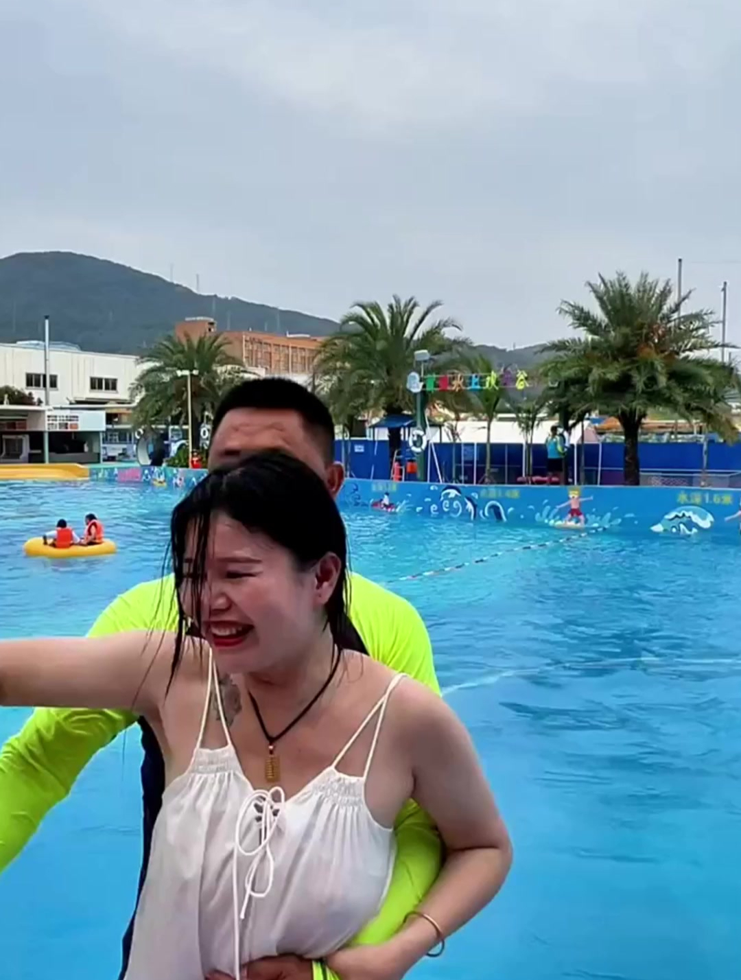 美女表演水上飞人,感觉好刺激,真是太精彩了!