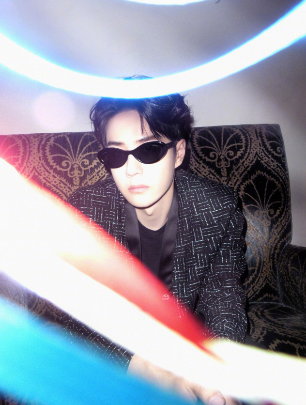 看秀造型来了王一博身着chanel外套佩戴太阳眼镜去发布会