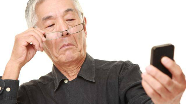 老年人眼睛看不清是什么原因?学会这一招,再不用怕眼花!