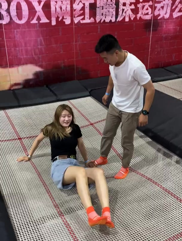 美女挑战网红蹦床,穿着光腿神器就来了,弹起来一幕,没眼看