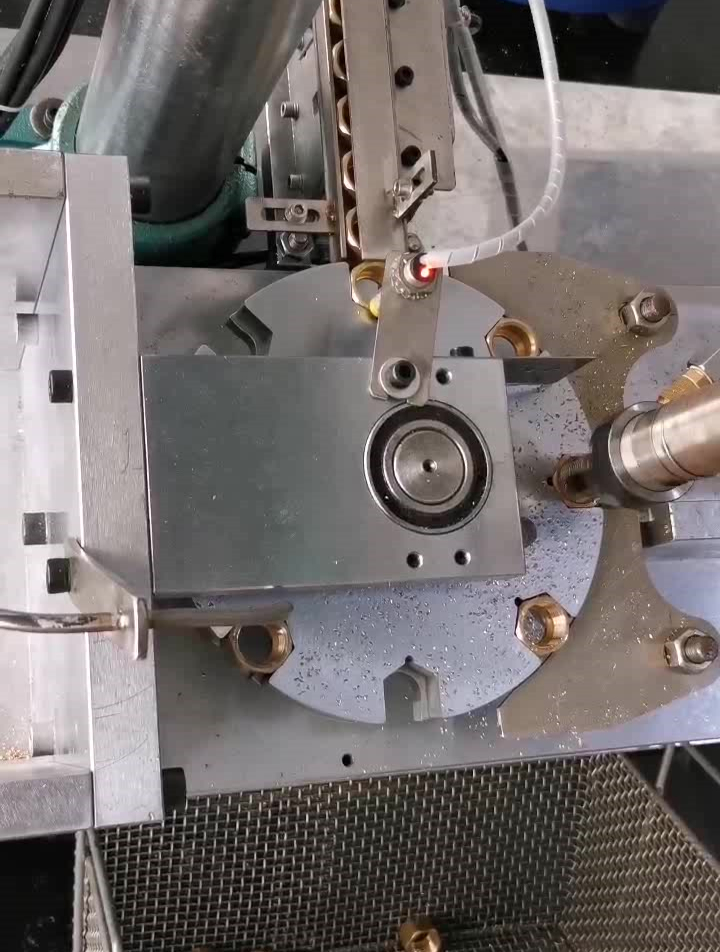 超大螺母全自动攻丝机,m30自动攻牙机,螺母攻牙设备试机视频