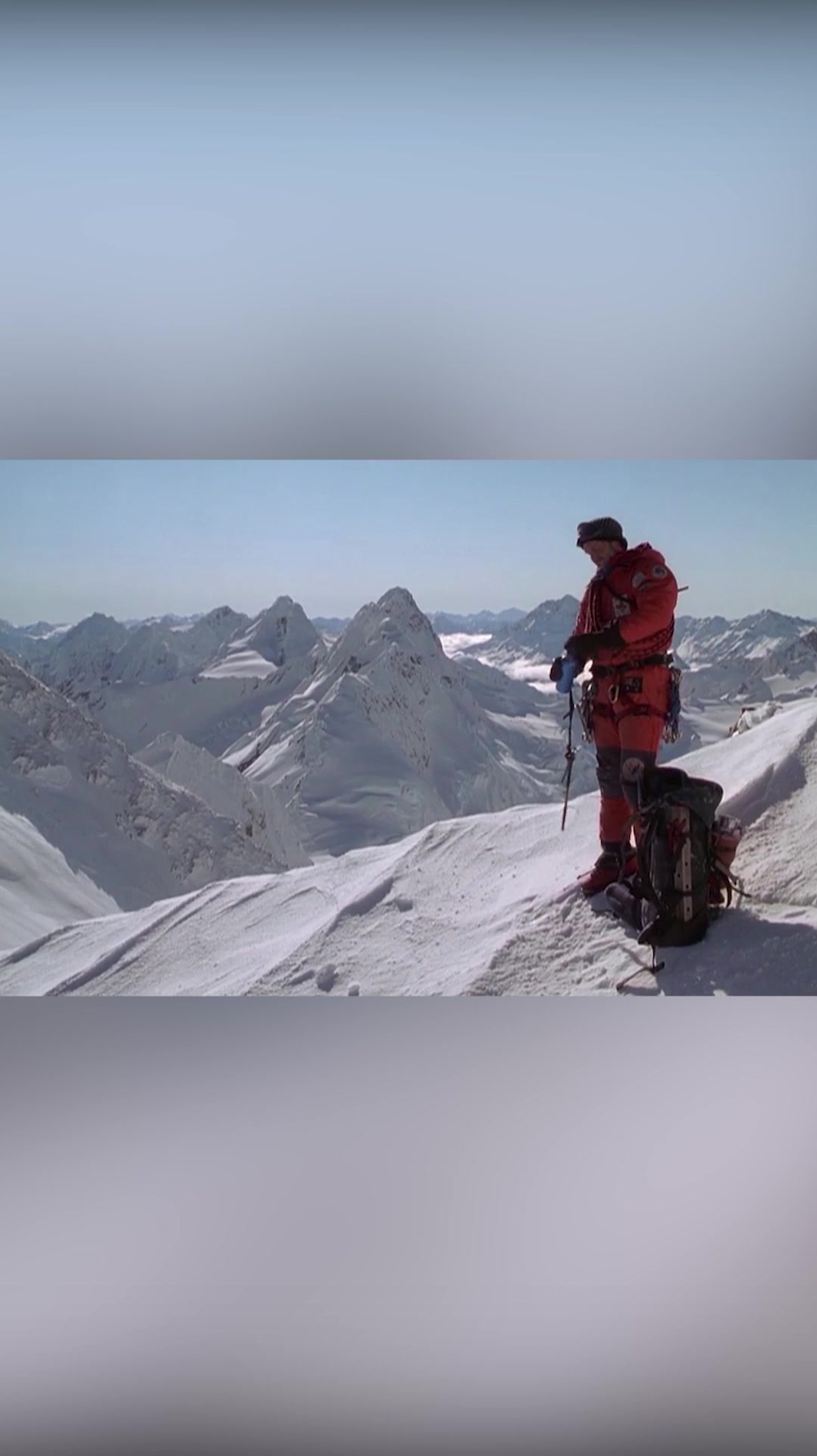 垂直极限:男子从雪坡上摔了下去