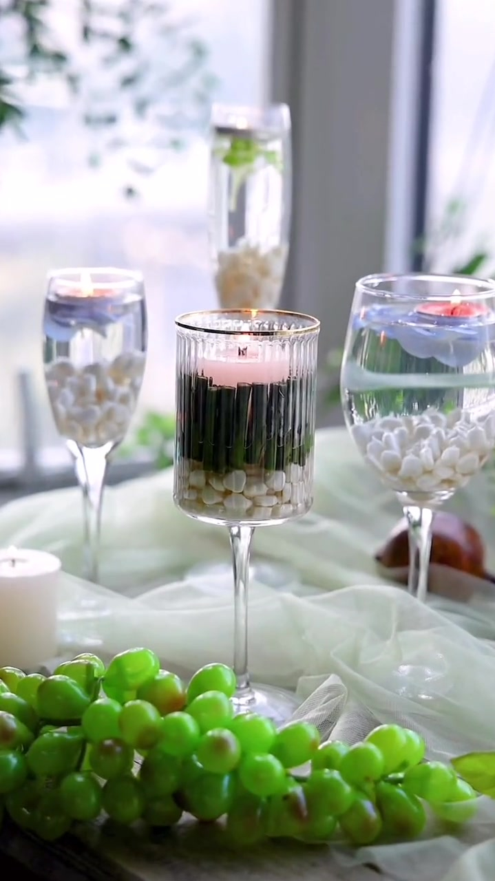 别有意境的酒杯蜡烛,希望有人喝了酒,眼睛闪闪给你讲浪漫和爱