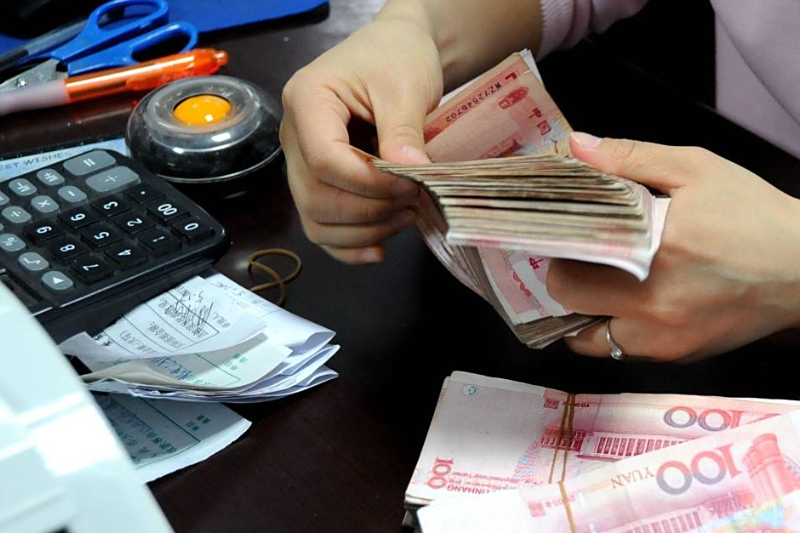 银行误把800元打成800万,发现时储户已将钱花光,谁来承担责任?