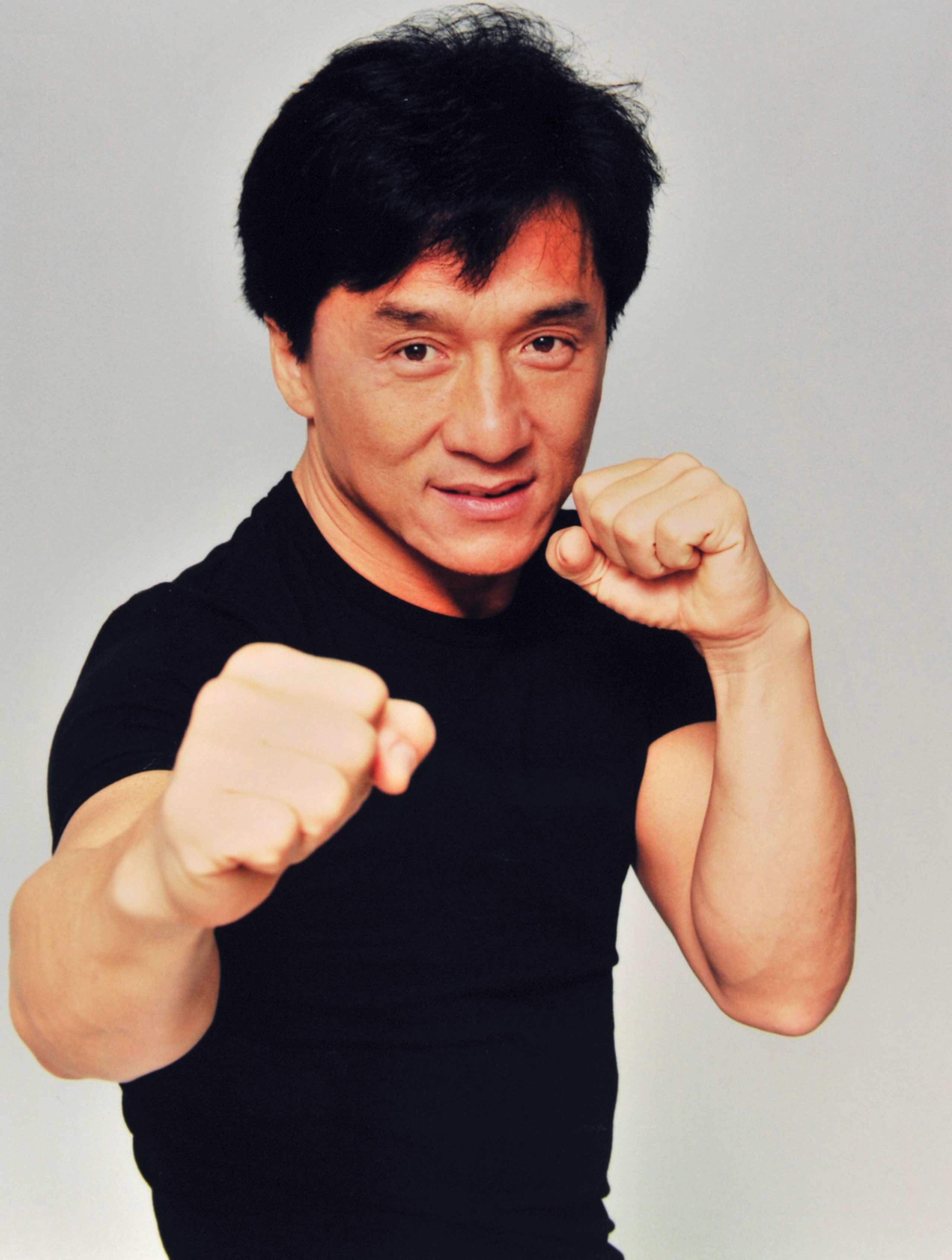 拿到成龙全部家产后,林凤娇直接辞退他的保镖,只给一点下岗费5-度小视