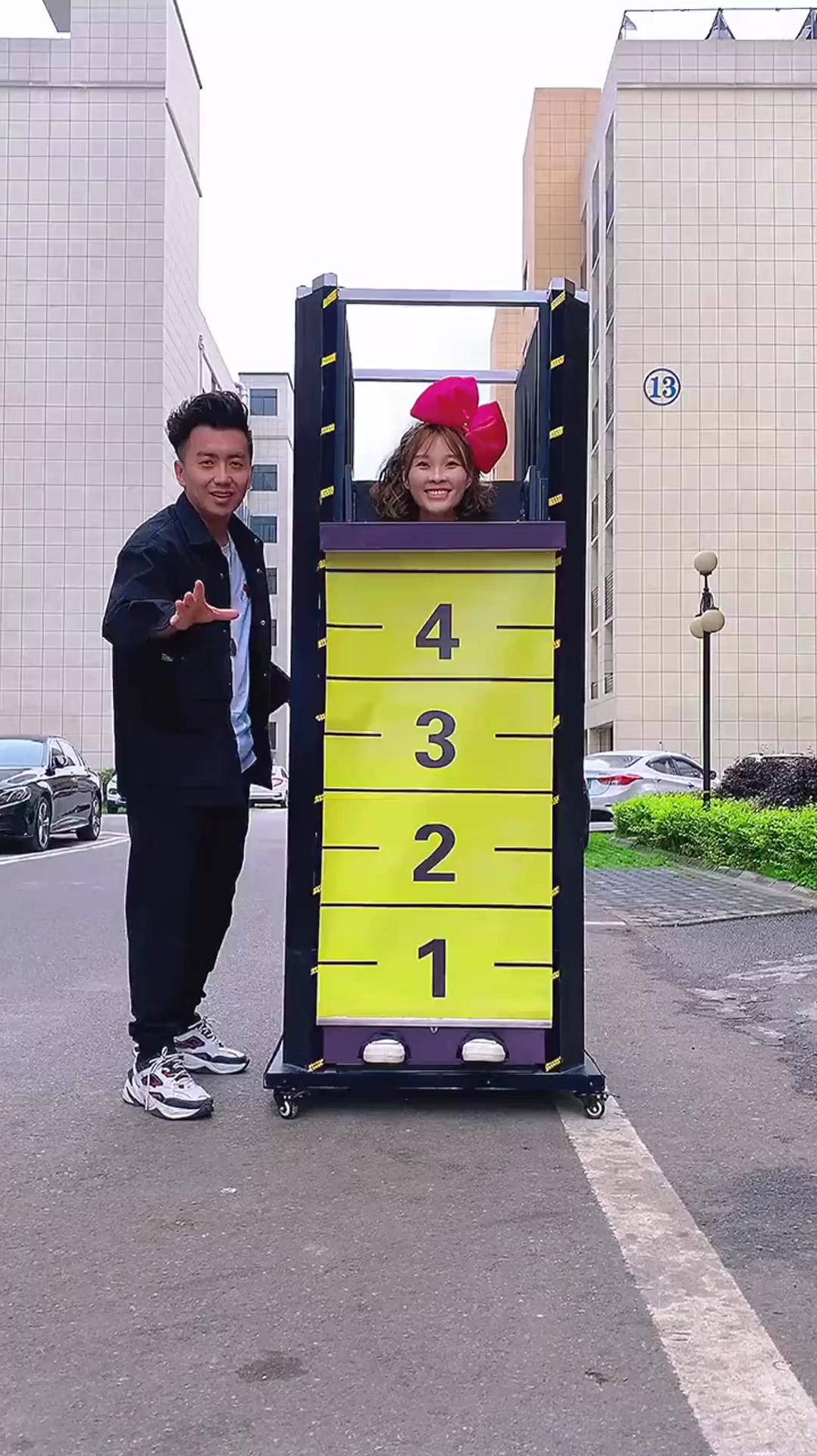 大型魔术人体压缩,小姐姐身体去哪里了?太厉害了!