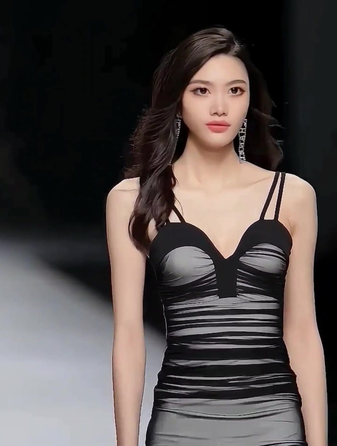 美女模特走秀现场身材气质堪称完美一般人驾驭不了