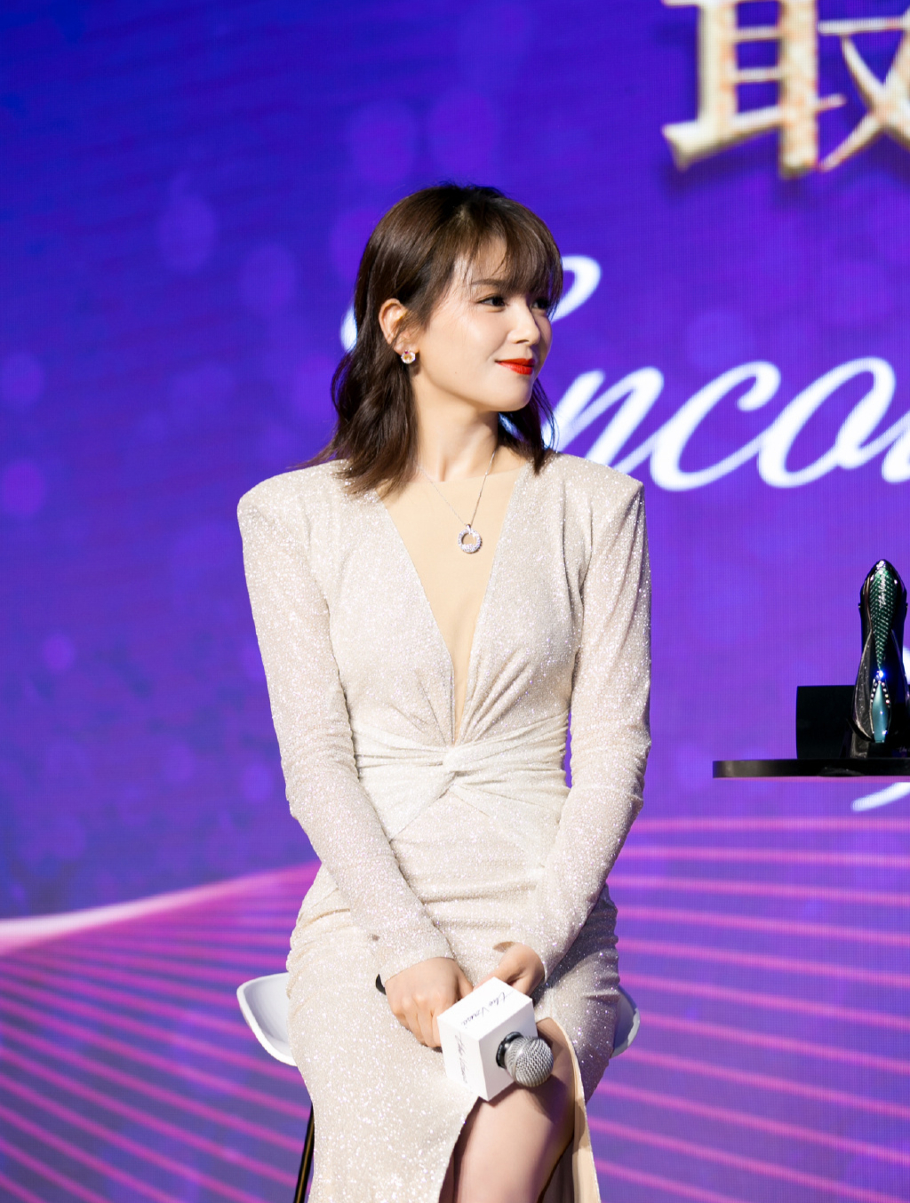 刘涛穿礼服颁奖,不料中途肩带滑落露出胸贴隔壁老头眼睛看直了4-度小