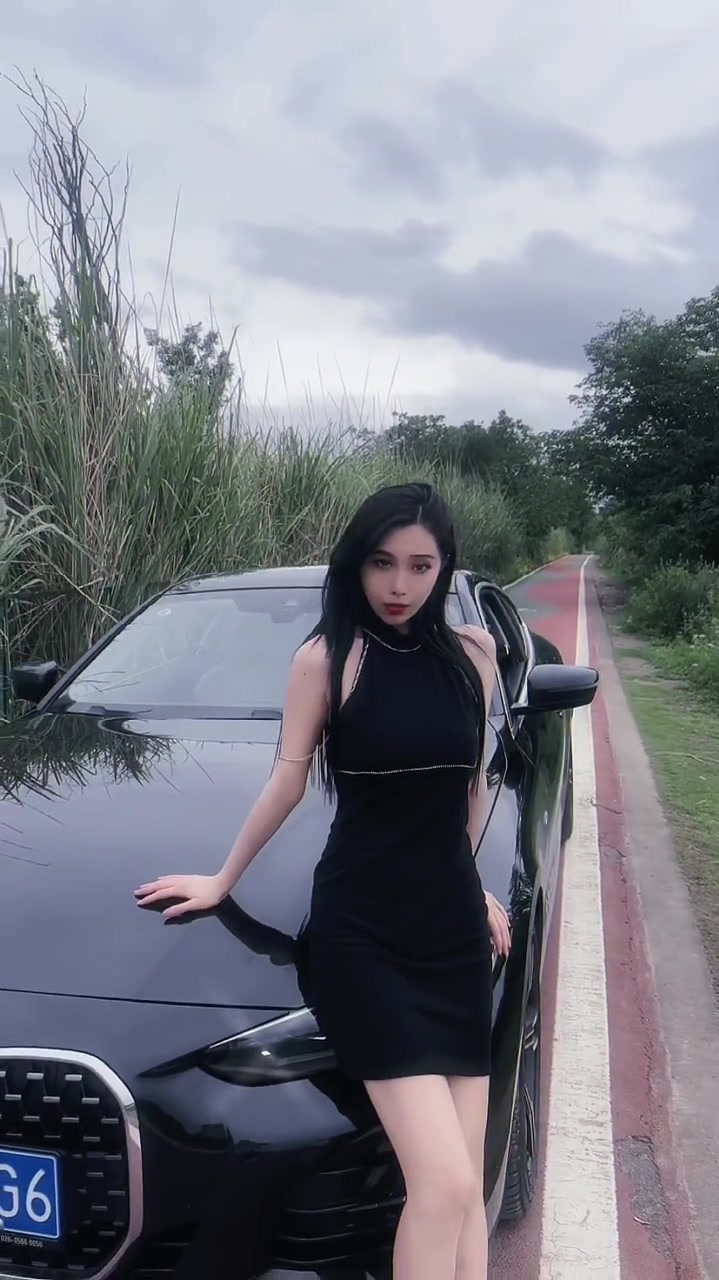 开宝马的美女真美,豪车配美女,真是妙不可言呐