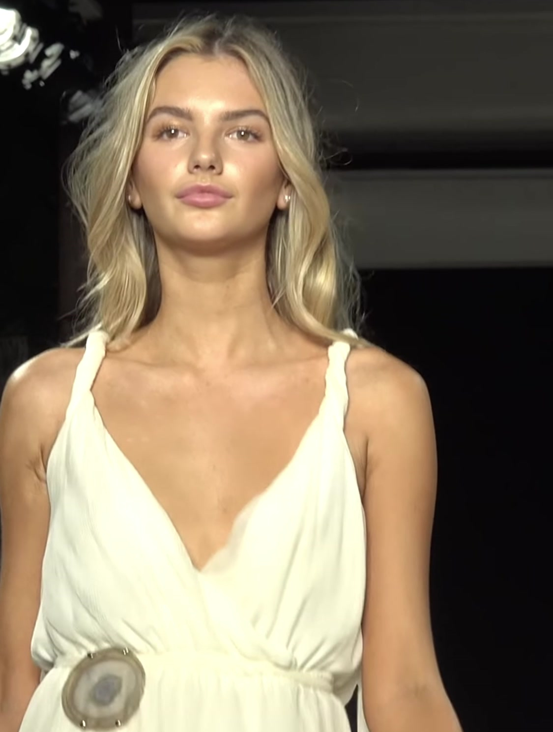 欧美高颜值美女泳装走秀,这样的脸蛋搭配泳装,让人眼前一亮