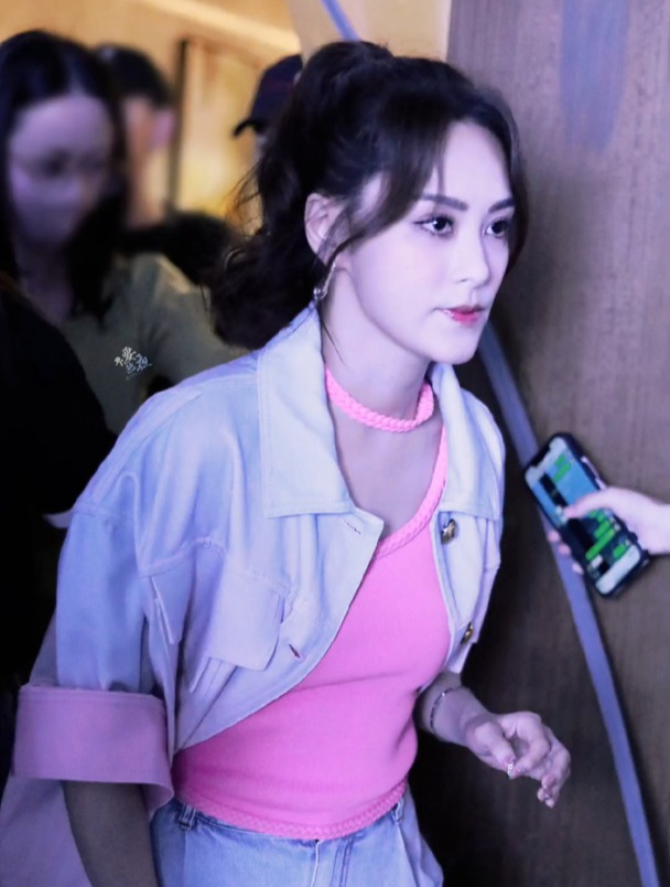 阿娇钟欣潼穿渐变色衬衫配牛仔工装短裤,时尚青春有活力