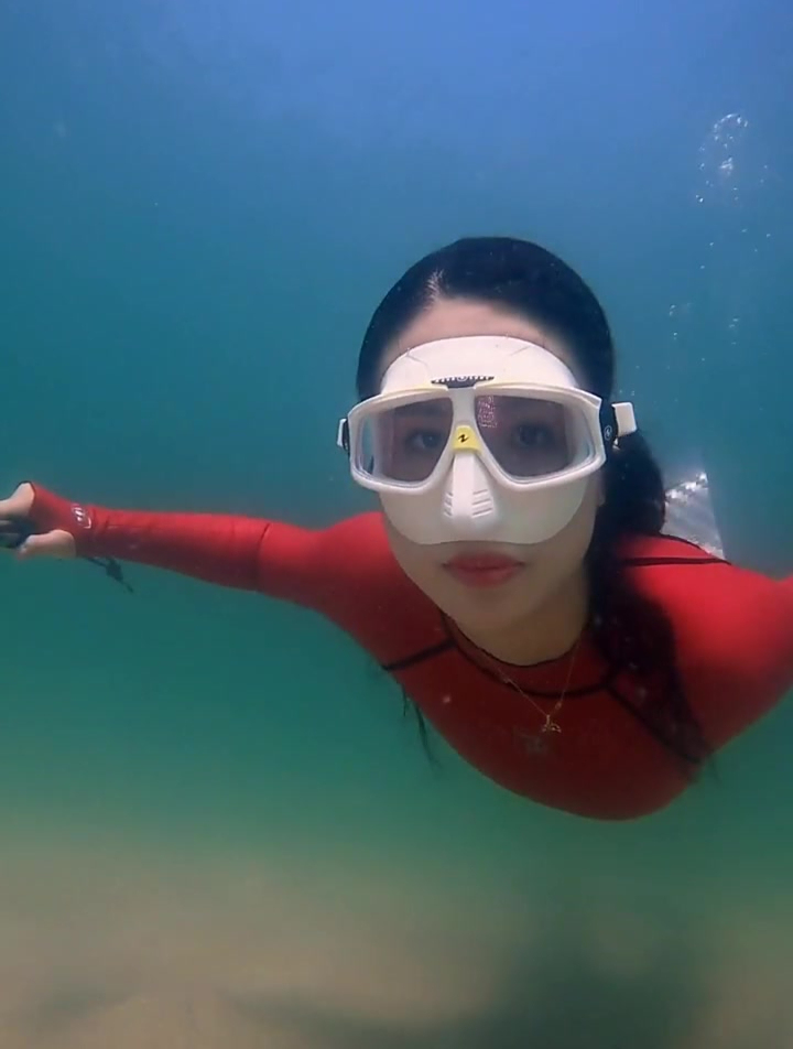 高颜值美女潜水实拍,完美身材展现的淋漓尽致-度小视