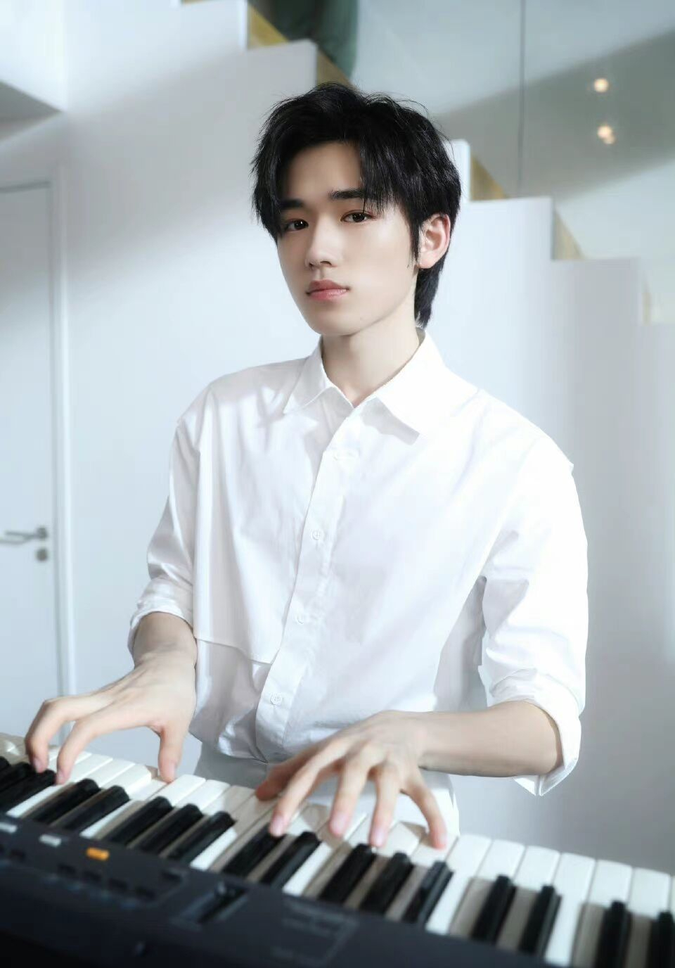 宋亚轩的气质真出众,简单的白衬衫,他穿上就很有"贵族感"