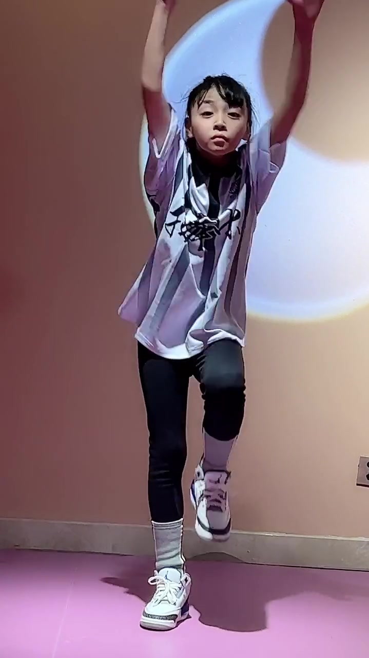 焱娃娃在练舞蹈,看起来非常带劲,就喜欢这样的小女孩-度小视