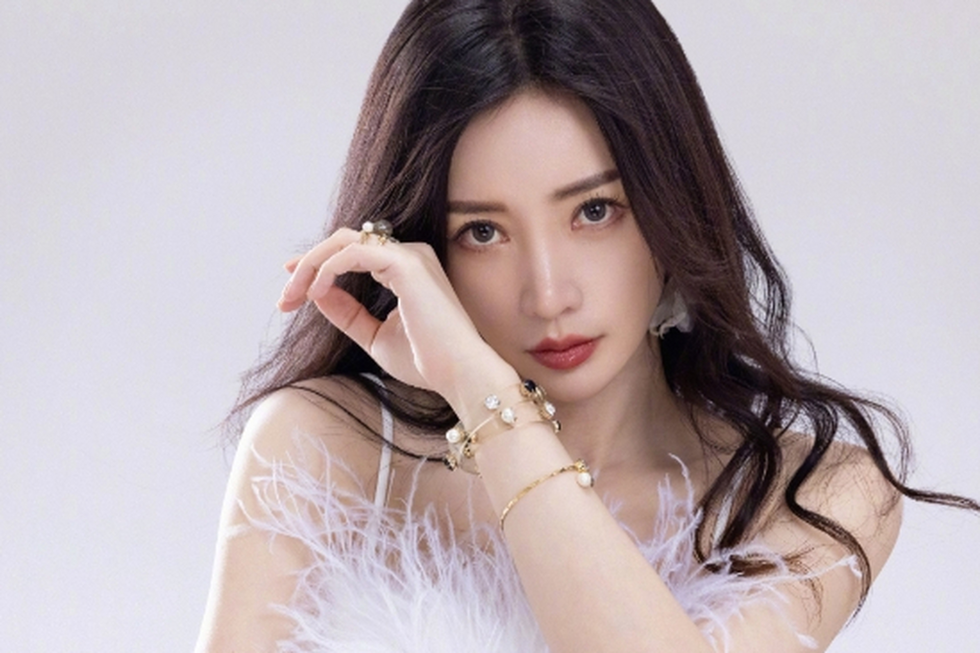 柳岩以一组高颜值写真集亮相,大胆展露大腿纹身,展现出成熟优雅的气质