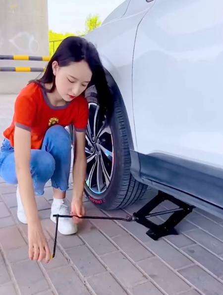 汽车抛锚换台太麻烦,这个扳手女人都能用他轻松拧起千斤顶