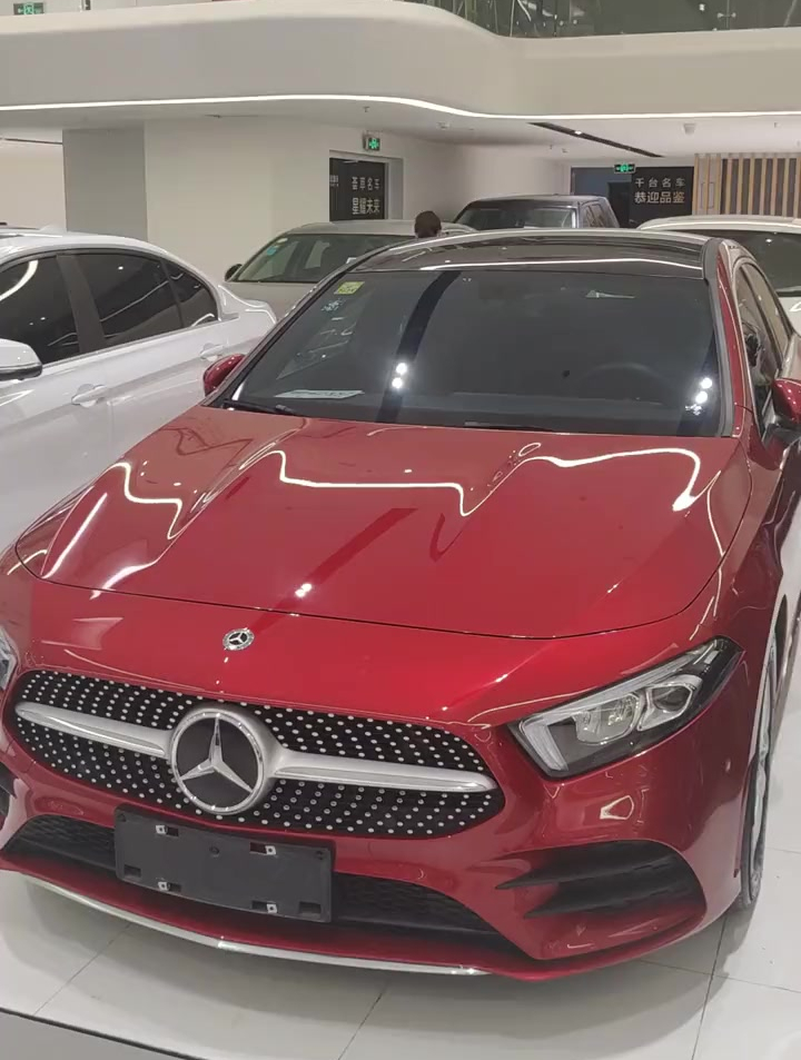 小姐姐最喜欢的红色奔驰a级大连屏