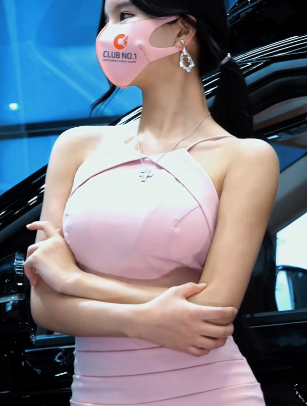 超可爱韩国车模,长相小巧玲珑,身材却很完美!-度小视