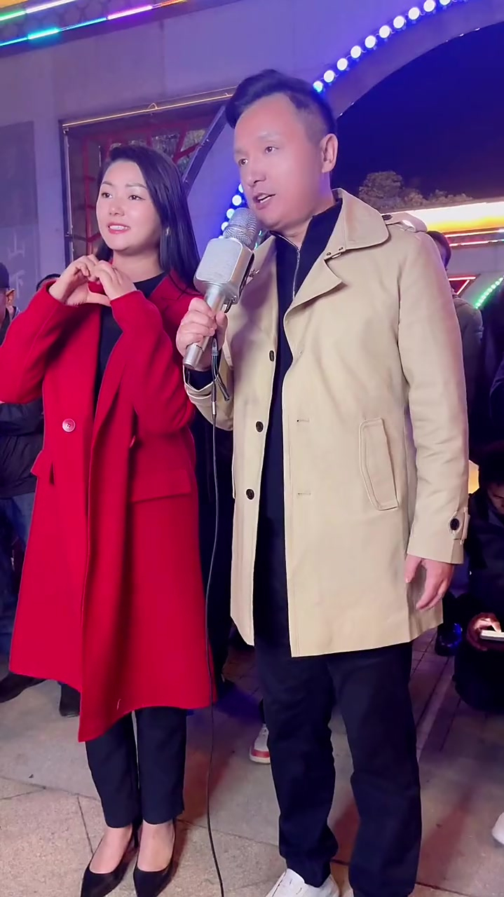 美女罗娇,九哥户外直播唱歌,欢迎大家观看