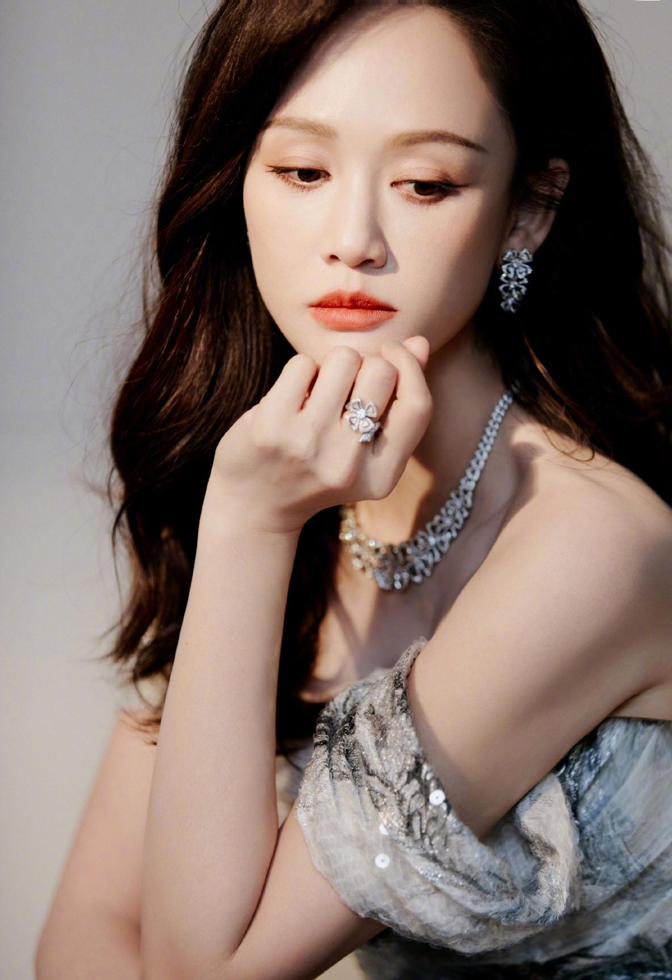 陈乔恩一袭水墨色亮片长裙 露香肩锁骨气质性感大方