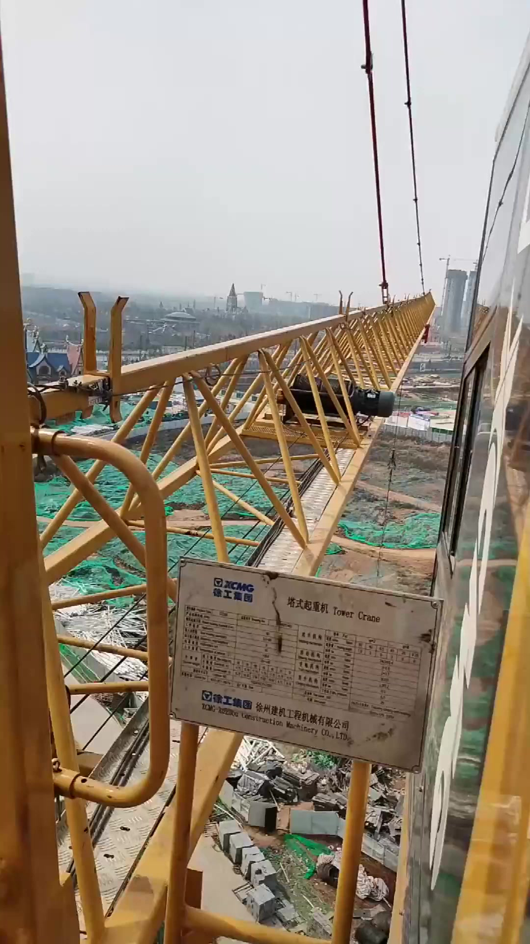 给女塔吊司机替班,打开门一看,我都不想走了!