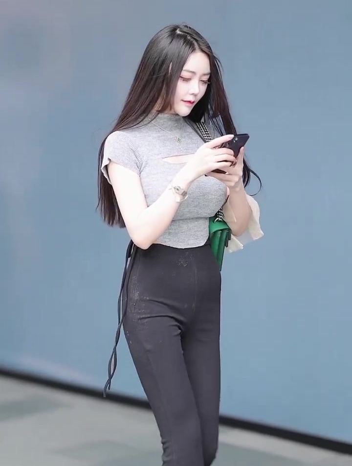 在三里屯街拍的小姐姐,这样的微胖型身材,才是男人的理想型吧