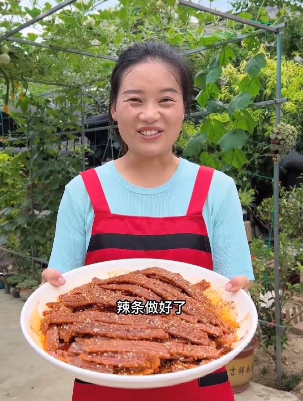 朵朵今天用剩米饭做了一大盘手工大辣条,太好吃了-度小视