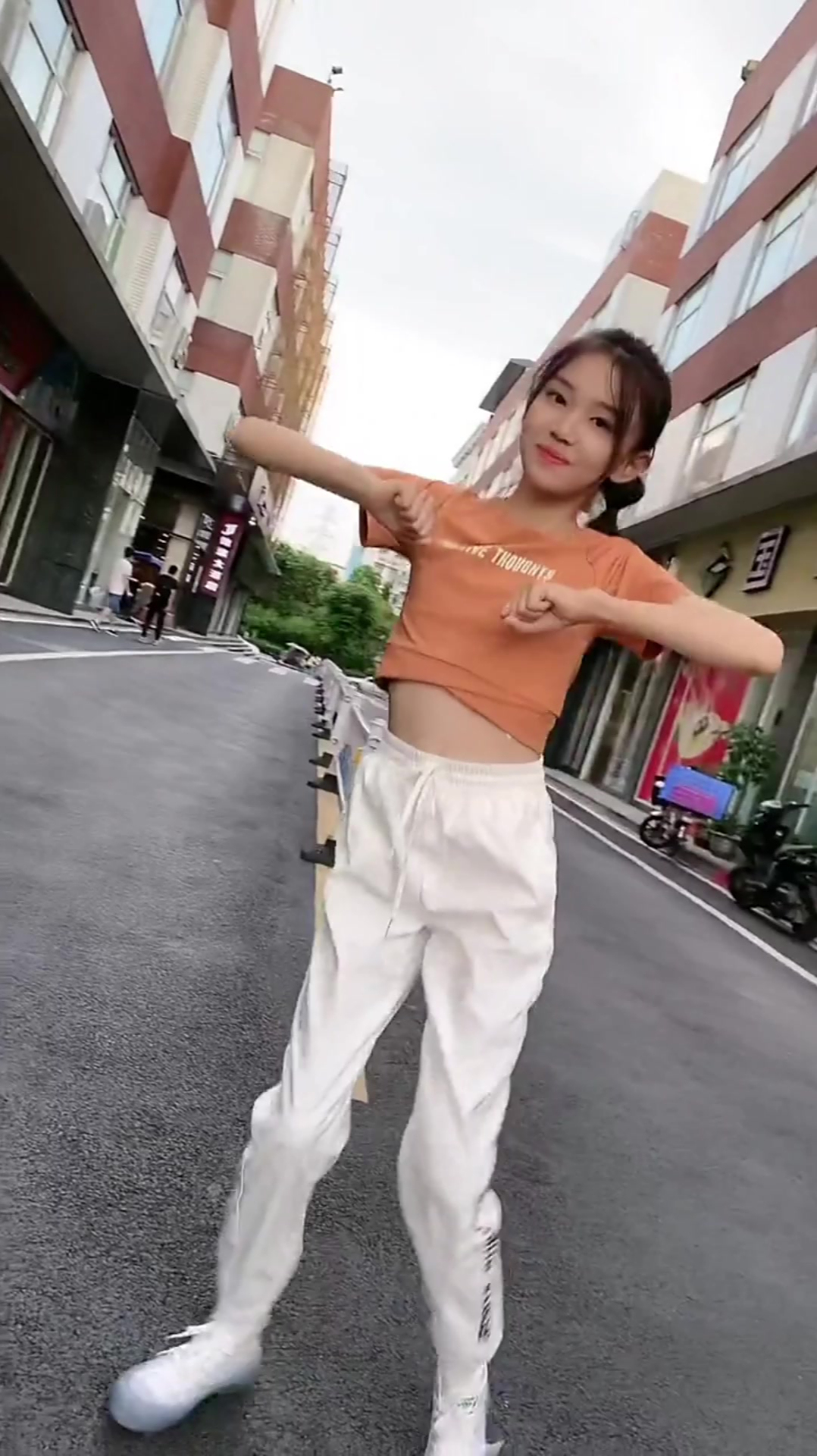 宋小睿跳舞,这么小就穿这种上衣,爱美也不怕肚子生病吗