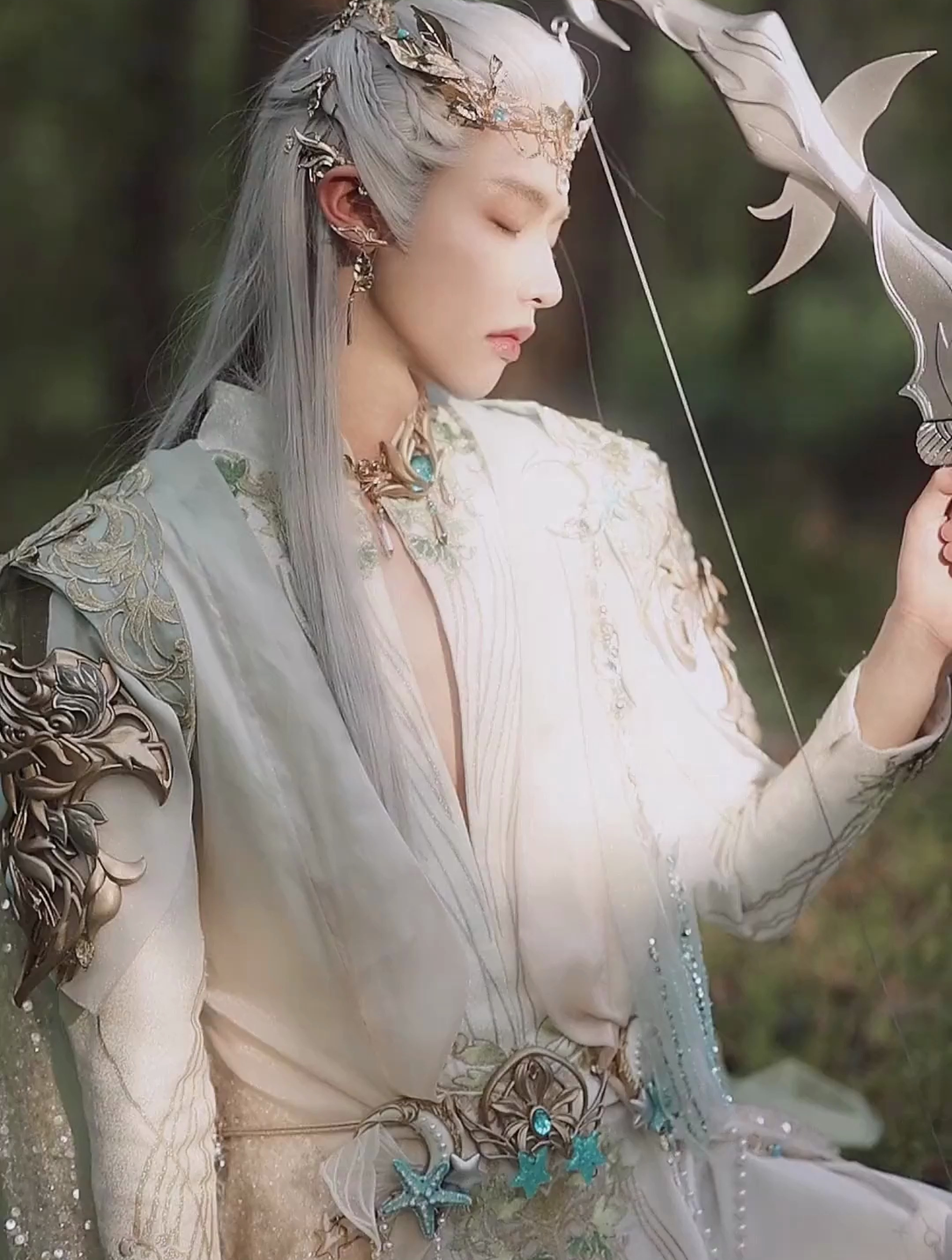 男生一头银发 cos 精灵王子,《长月烬明》里月扶崖好像有了脸!