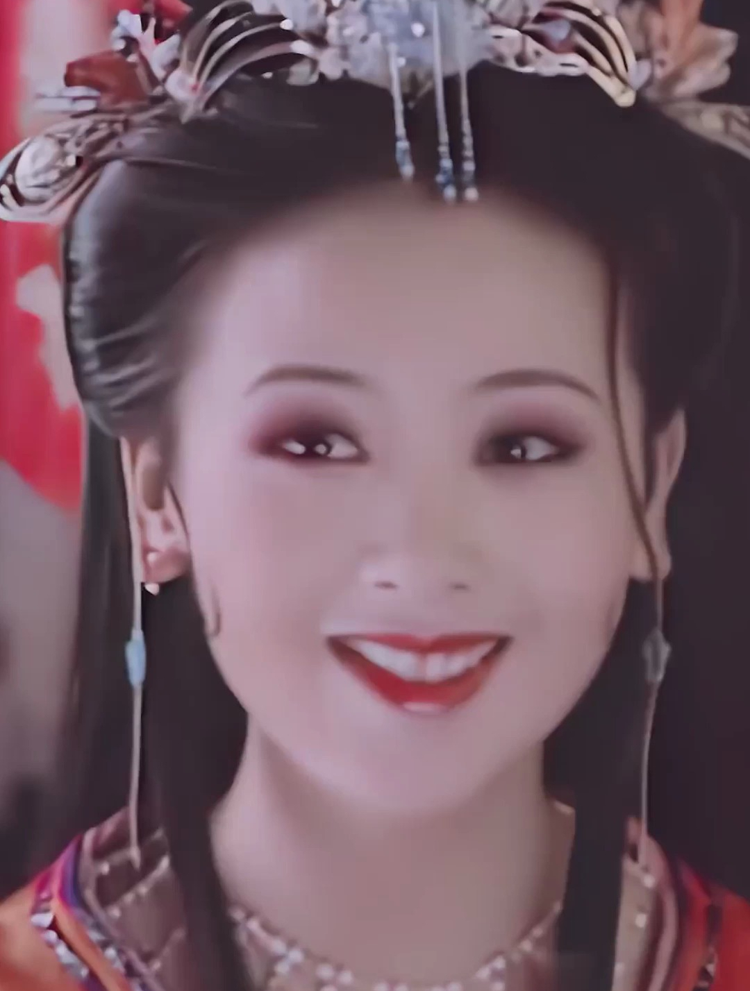 小李琳年轻时容颜绝绝子,古装更是深入人心,当年回眸一笑百媚生