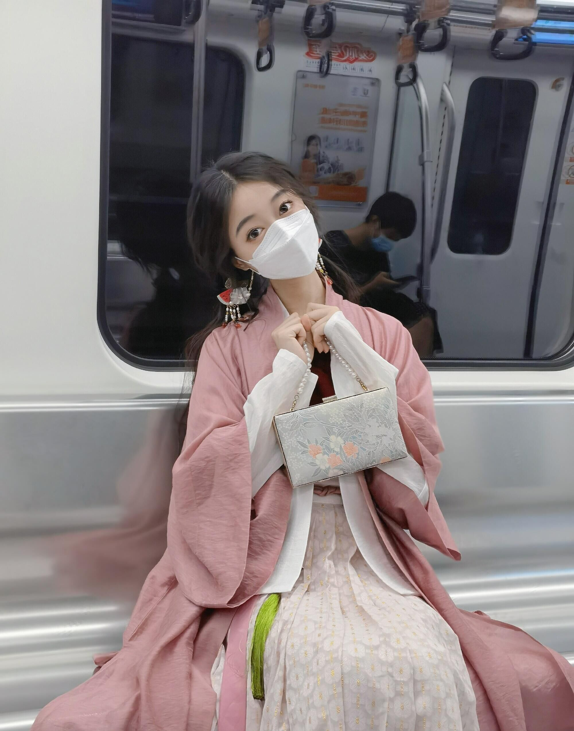 中国地铁里的"美人"就是多!穿着汉服超养眼,气质更是高级