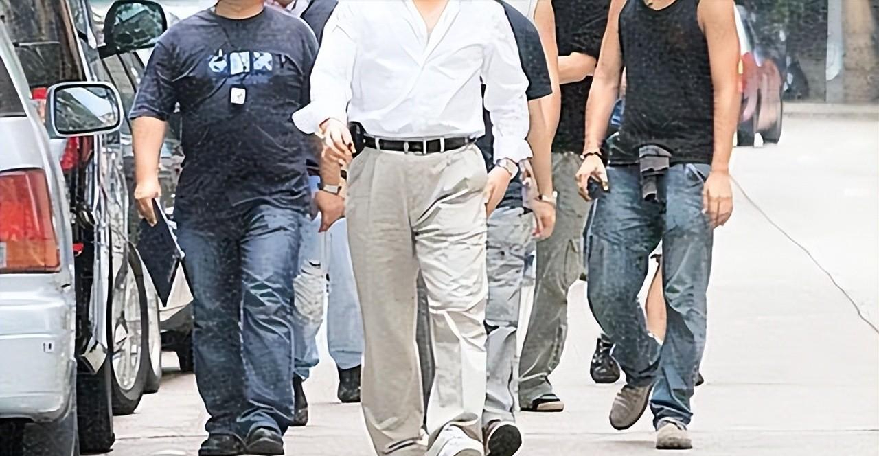 1963年,大连一户普通家庭里,一名男婴呱呱落地,此娃便是邹显卫,父母也