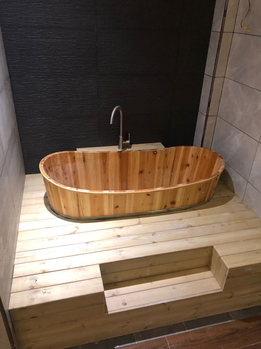 美容院泡澡淋浴-水疗spa适合选择哪种商用立式热水器?