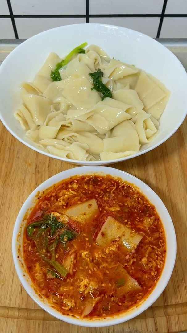 陕西特色蘸水面,泼好的蒜汁子浇在西红柿鸡蛋汤里蘸着吃-度小视