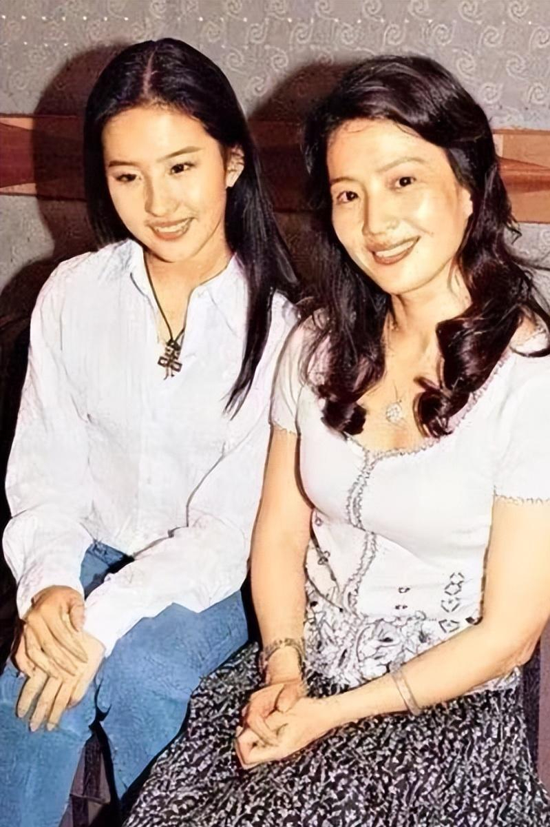 刘亦菲的妈妈刘晓莉为女放弃婚姻与事业至今单身比女儿还美