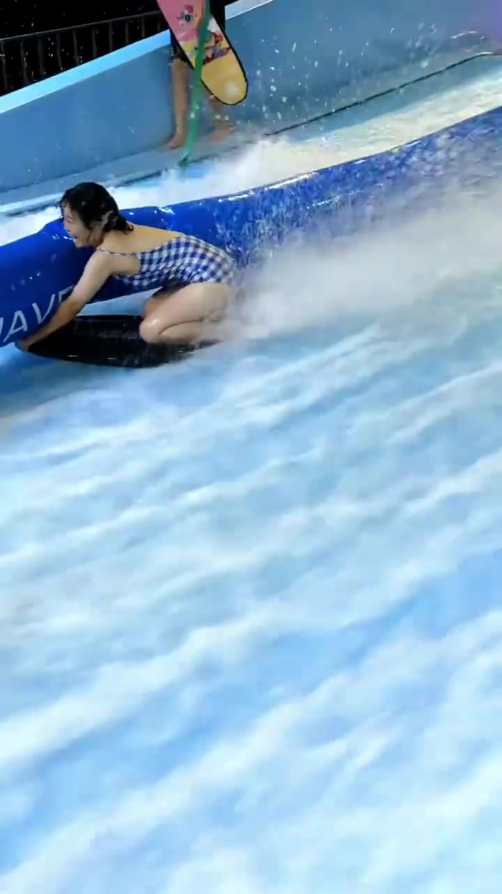 水上乐园拍到的一幕,小姐姐尝试水上冲浪,下一秒真是心疼她!