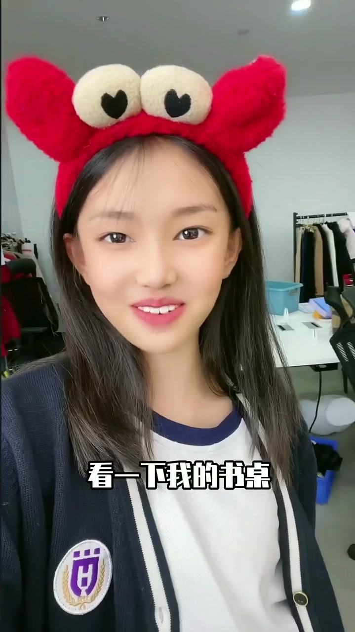 宋小睿桌上的东西太全了从小就出名了所以肯定不缺钱