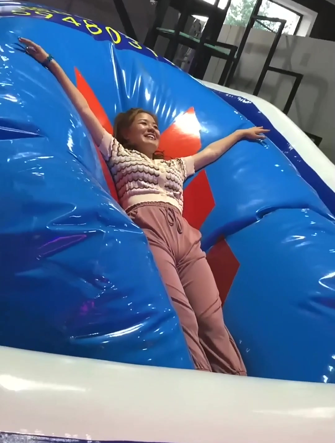 漂亮小姐姐穿裙子玩蹦床,飞出去的一刻,真想去接住