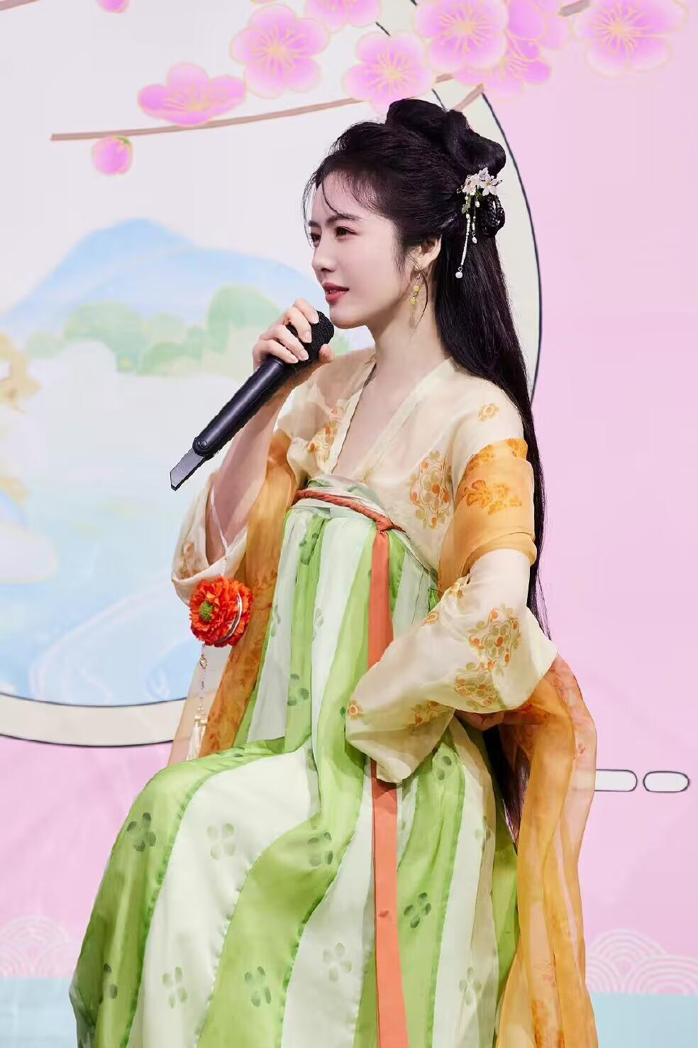 被蔡文静"汉服"扮相圈粉了,网友直言:姐姐多拍古装剧吧!