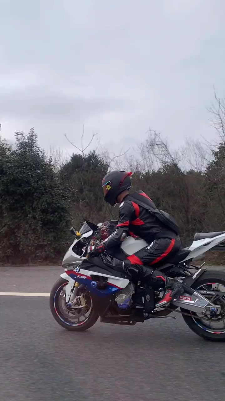 机车骑士骑宝马s1000rr