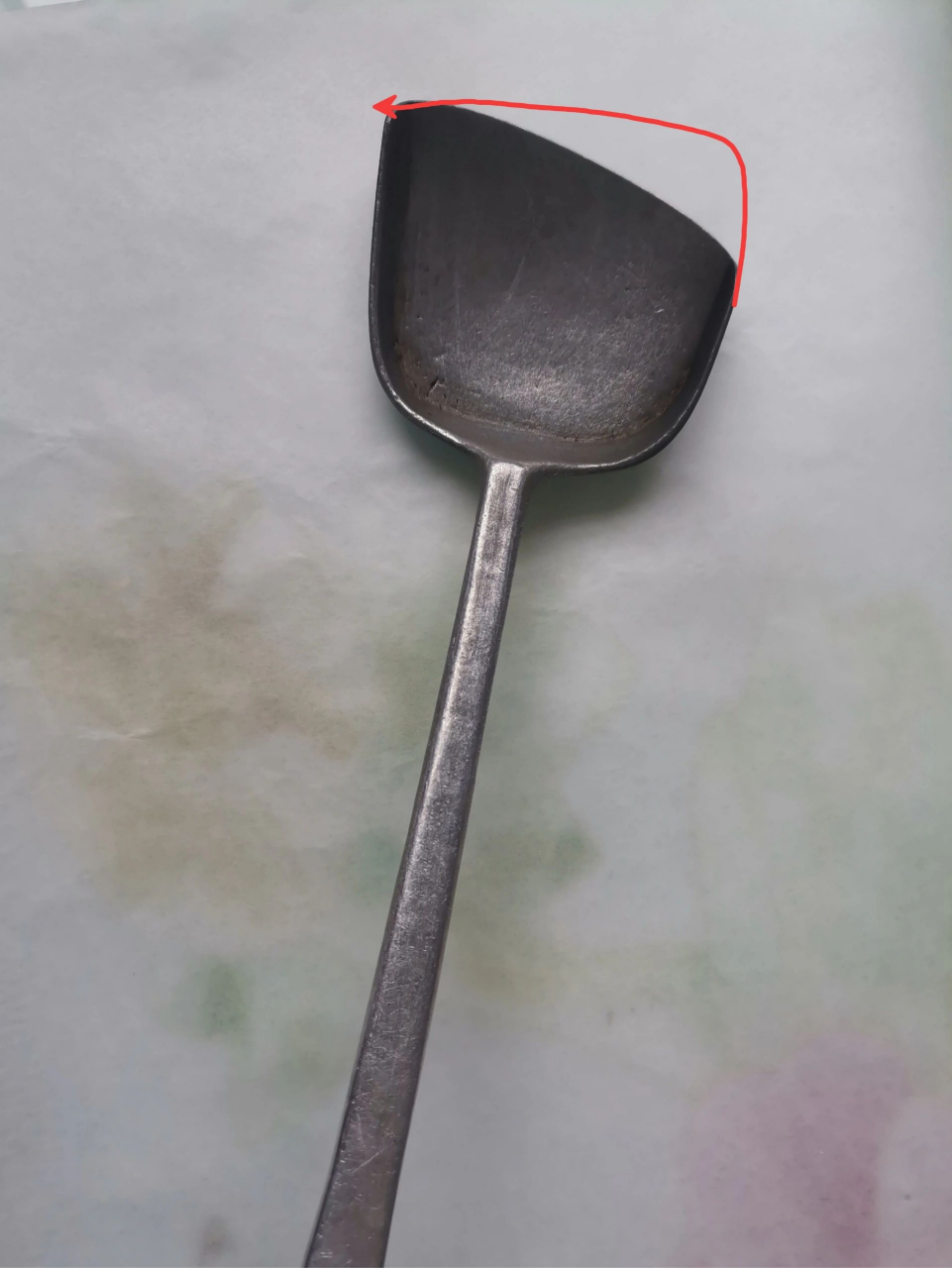 这是一位老母亲用了快三十年的老古董锅铲 一边用化了 有一句话叫